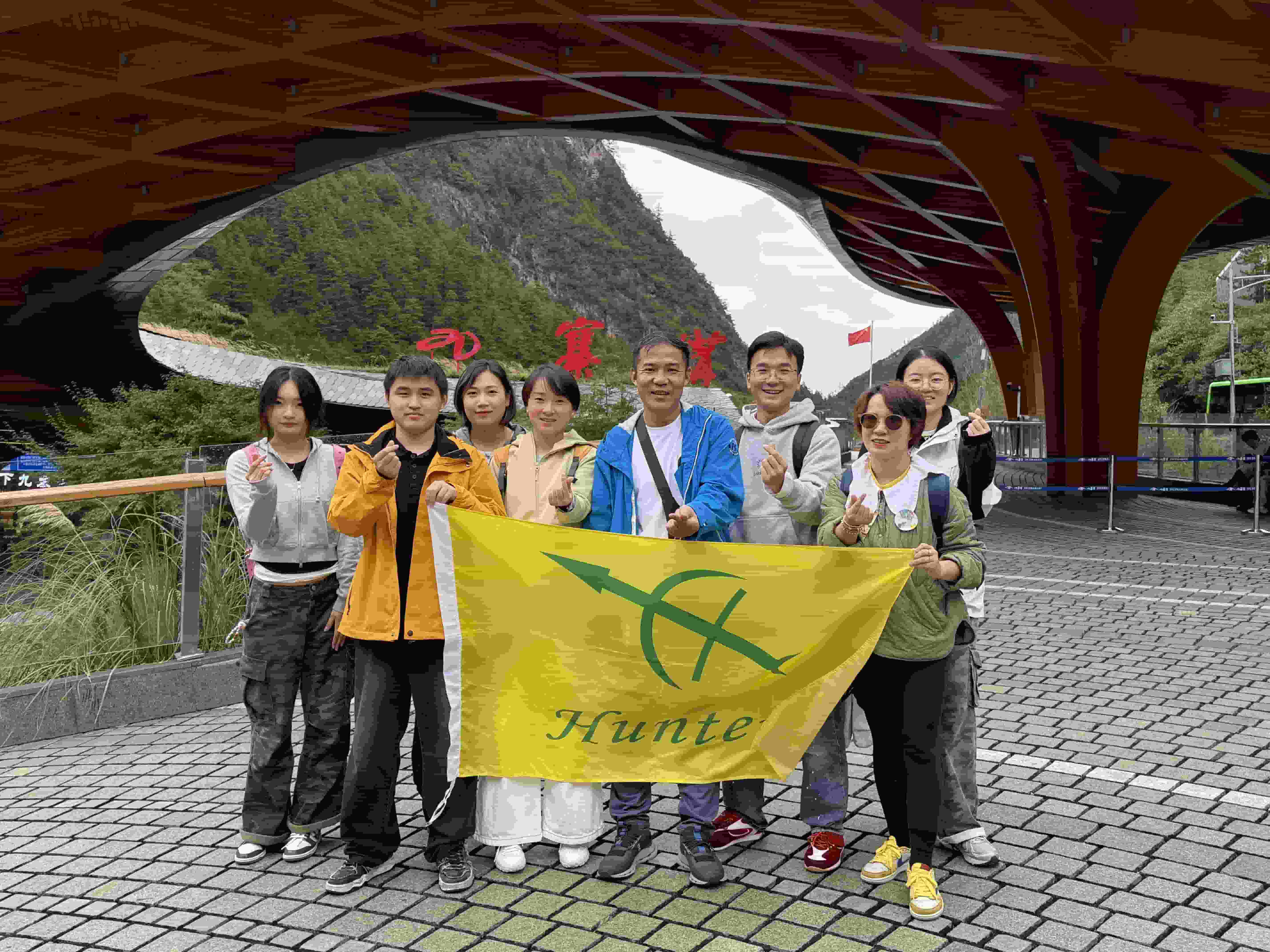 Teispool mägesid ja meresid, ühendab käsitöö | Dokumentaalfilm Shanghai Visa Plasticsi meeskonna loomise reisist